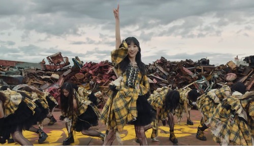 是非に及ばずMV、衣装に盗作疑惑が浮上してしまう【画像あり】 | 是非に及ばずMV、衣装に盗作疑惑が浮上してしまう【画像あり】 | 是非に及ばずMV、衣装に盗作疑惑が浮上してしまう【画像あり】 | アイドルまとめ速報 ドル速(画像29153436411547_3)
